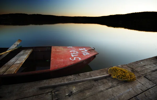 Výhled na západ slunce jezero s lodí — Stock fotografie