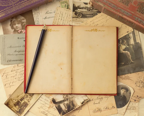 eski kartpostallar ve boş açık kitap antika arka plan