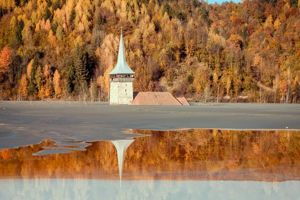 Vieja iglesia inundada en un lago de barro - Desastre natural —  Fotos de Stock