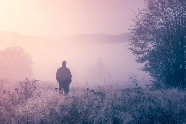 Lonely person in the morning mist. Landscape composition. — Stock Photo, Image