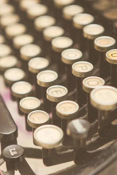 Foto de cerca de las llaves antiguas de la máquina de escribir — Foto de Stock