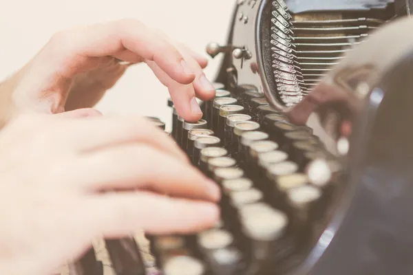 Hands writing on old typewriter — Stock Photo, Image