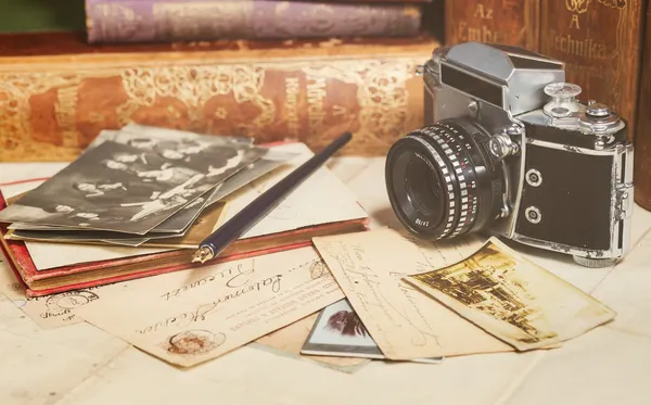 Fotocamera retrò, vecchie foto, lettere e libri con composizione a penna — Foto Stock