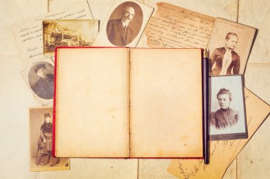 vintage fotoğraf, posta kartı ve boş açık kitap arka plan