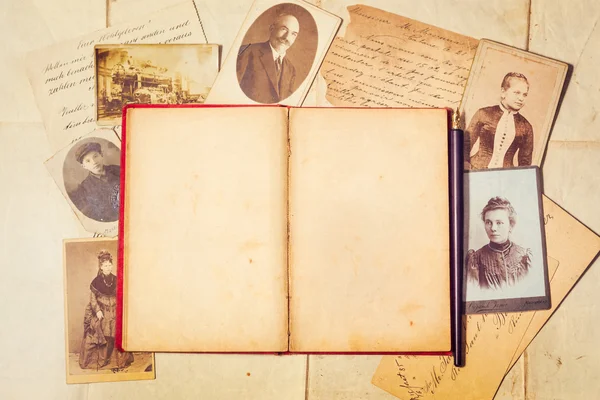 vintage fotoğraf, posta kartı ve boş açık kitap arka plan