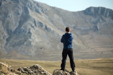 dağın tepesinde duran adam