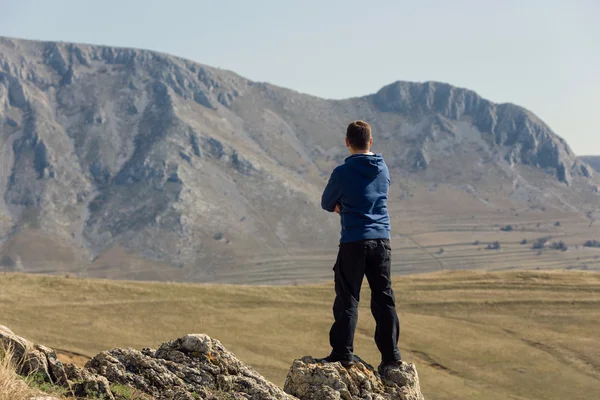 Homme debout au sommet de la montagne — Photo