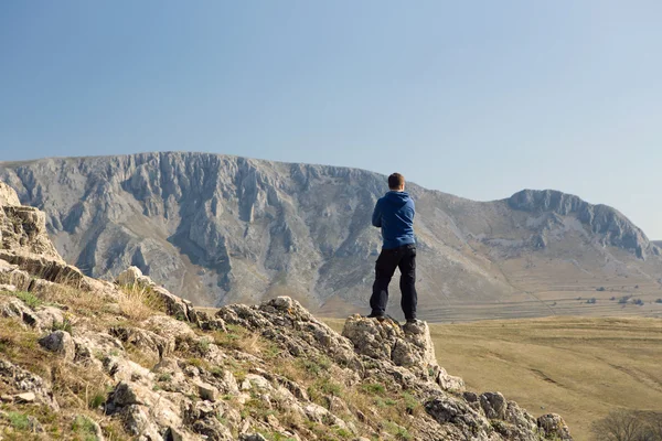 Man standing on top of mountain — Stock Photo, Image