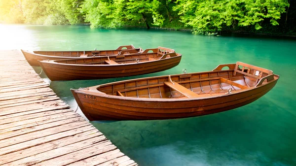 木製のボート、プリトビチェ湖クロアチア — ストック写真
