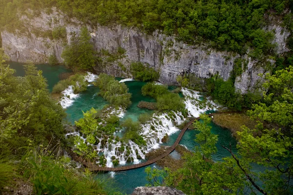 Scenic aerial view of cascades and pathway, Plitvice Lakes National Park, Croatia — Stock Photo, Image