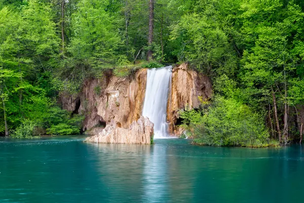 क्रिस्टल स्पष्ट पाण्याने खोल वन धबधबा. Plitvice तलाव, क्रोएशिया — स्टॉक फोटो, इमेज