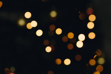 Neşeli, bulanık Noel arkaplanı. Dekor ve ışıklarla süslenmiş Noel ağacı. Boşluk ve boşluğu metin için kopyala. Arkaplan. 