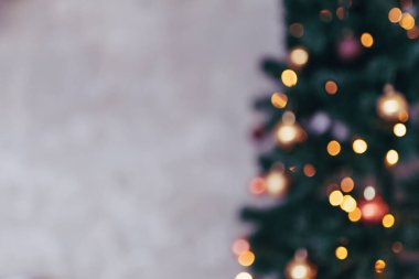 Neşeli, bulanık Noel arkaplanı. Dekor ve ışıklarla süslenmiş Noel ağacı. Boşluk ve boşluğu metin için kopyala. Arkaplan. 