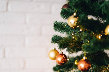 Noel arkaplanı şenliği. Dekor ve ışıklarla süslenmiş Noel ağacı. Boşluğu metin için kopyala. Kış tatili sezonu.