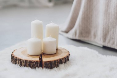 Mumlar rahat iç mekanlarda Hygge tasarım ve atmosfer elemanı olarak. Rahatlık, tatiller ve aile zamanı