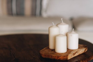 Mumlar rahat iç mekanlarda Hygge tasarım ve atmosfer elemanı olarak. Rahatlık, tatiller ve aile zamanı