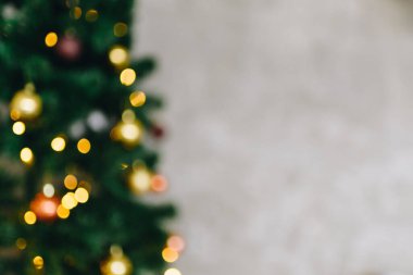 Neşeli, bulanık Noel arkaplanı. Dekor ve ışıklarla süslenmiş Noel ağacı. Boşluk ve boşluğu metin için kopyala. Arkaplan. 