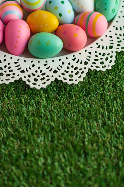 Pystysuora pääsiäisen tausta värikkäitä maalattuja pääsiäismunia ja vihreää ruohoa. Top näkymä kopioi tilaa. Pääsiäinen vapaapäivät banneri ja otsikko. — kuvapankkivalokuva