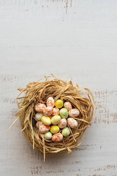 Húsvéti háttér húsvéti tojásokkal egy fészekben. Felülnézet fénymásoló felülettel. Húsvéti ünnepek zászló és fejléc. — Stock Fotó