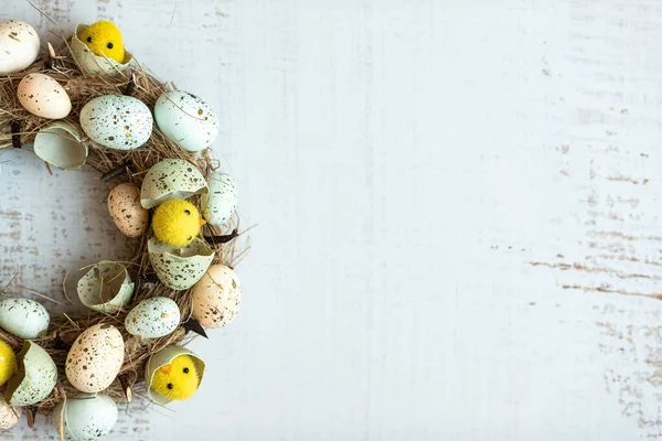 Húsvéti háttér koszorú húsvéti tojásokkal és csirkékkel. Felülnézet másolási hellyel. — Stock Fotó