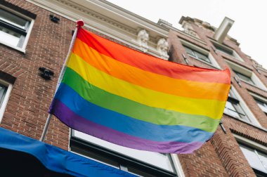 Gurur ayı gökkuşağı bayrağı bayrak direğinde. Eşit haklar, Iqbtq gurur ayı gay, lezbiyen, biseksüel, transseksüel ayrımcılığa karşı. Yüksek kalite fotoğraf