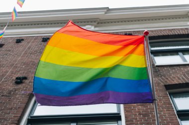 Gurur ayı gökkuşağı bayrağı bayrak direğinde. Eşit haklar, Iqbtq gurur ayı gay, lezbiyen, biseksüel, transseksüel ayrımcılığa karşı. Yüksek kalite fotoğraf