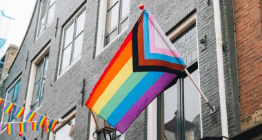 Gurur ayında modern ilerleme 2022 LGBTQ gurur bayrağı. Renkli insanlar da dahil. Gökkuşağı gay, transseksüel ve eşitliğin eşcinsel sembolü. Gurur ayı kutlaması. Yüksek kalite fotoğraf