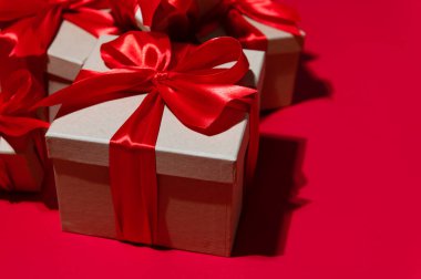 Kırmızıyla güzelce paketlenmiş Noel hediyeleri. Büyük, orta ve küçük kutular. Noel ve yeni yıl tatili kavramı. Yüksek kalite fotoğraf