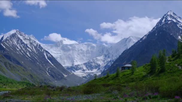 Timelapse van de twee toppen van de Russische berg Belukha in de wolken zwevend in de lucht — Stockvideo