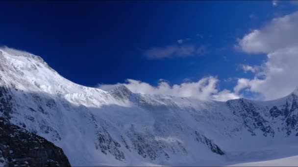 Timelapse dos dois picos da montanha russa Belukha nas nuvens que flutuam no céu — Vídeo de Stock