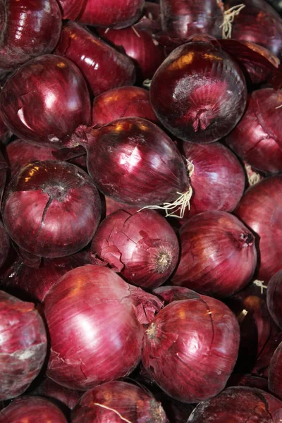 Bawang Merah Segar Pasar Counter Pada Hari Musim Panas — Stok Foto