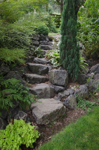 Escaleras de jardín de piedra —  Fotos de Stock