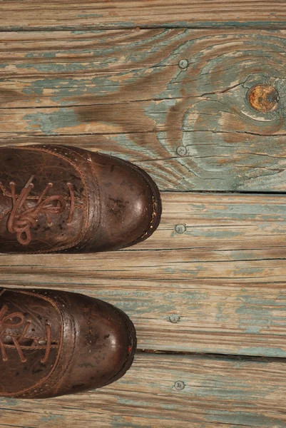Style de chaussures rétro sur de vieux panneaux de porche — Photo