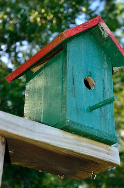 Zielona i czerwona birdhouse — Zdjęcie stockowe