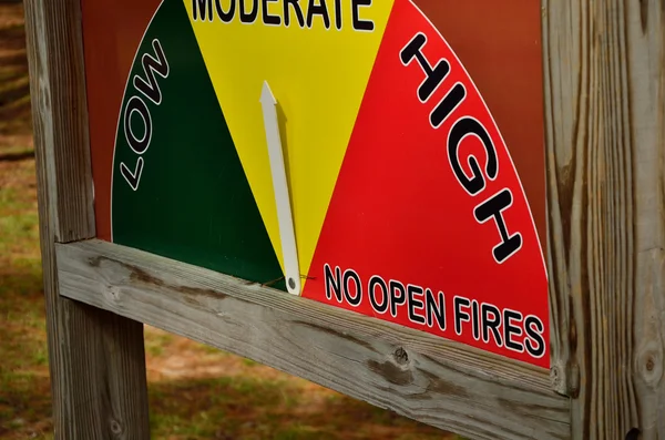 Riesgo de incendio con indicación moderada —  Fotos de Stock