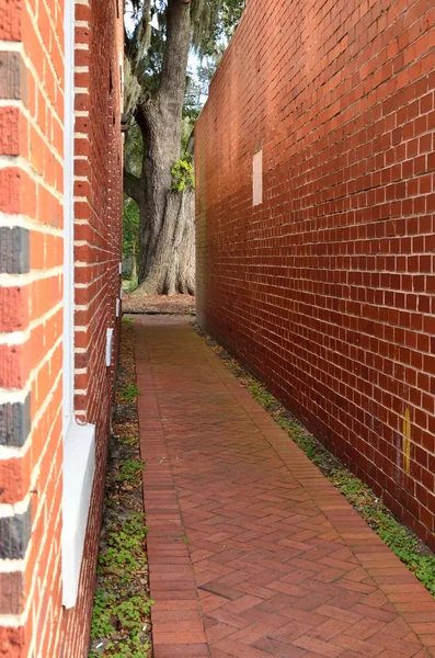 Brick alleyway — Stock Photo, Image