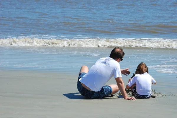 Sahilde zaman baba kızı