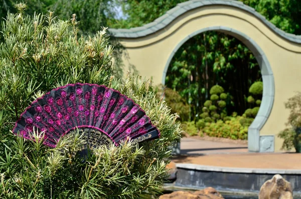 Orientado ventilador e lua portão — Fotografia de Stock