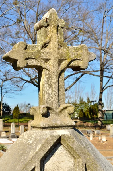 Fleur de lis cross gravsten — Stockfoto