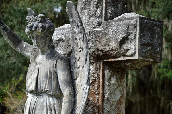 Angel en kruis memorial standbeeld — Stockfoto