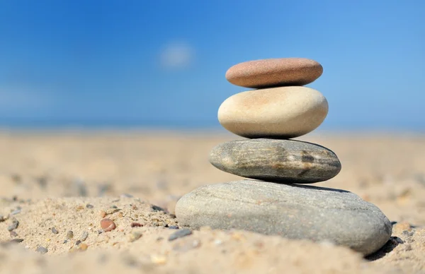 Evenwichtige stenen op het strand Stockfoto