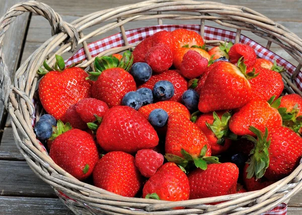 Aardbeien, bosbessen, frambozen mix in de mand Stockfoto