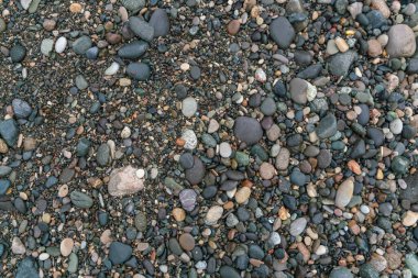 Deniz kıyısında çakıl taşları Bulutlu bir günde