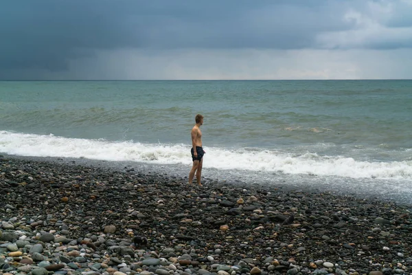 Молодой Человек Стоит Берегу Моря Пляже Время Короткая Рядом Морской — стоковое фото