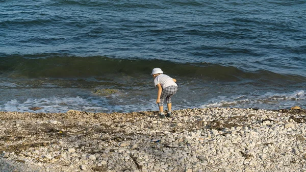 Little Boy White Panama Hat Plays Seashore Clear Sunny Day — Stock Photo, Image
