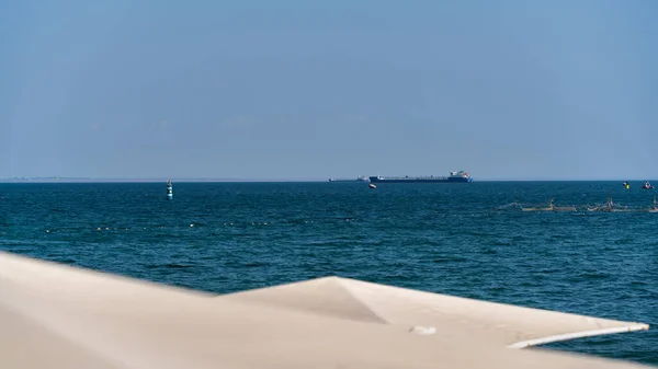 바닷가 우산의 있습니다 뒤에는 해안의 배들이 있습니다 — 스톡 사진