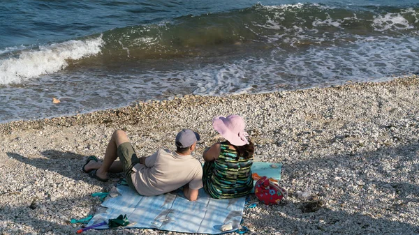 Coppia Adulti Uomo Donna Stanno Riposando Sulla Riva Del Mare — Foto Stock