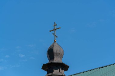 Güneşli bir günde mavi gökyüzünün arka planında Hıristiyan Ortodoks haçı