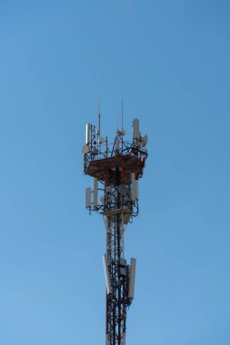 Mavi gökyüzü arka planında telekomünikasyon mobil iletişim anteniName