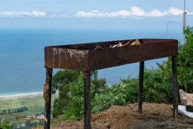 Dağın tepesinde yakacak odunları olan, denizin üstündeki bulutların seviyesinde Brezilya yapımı yakın çekim.